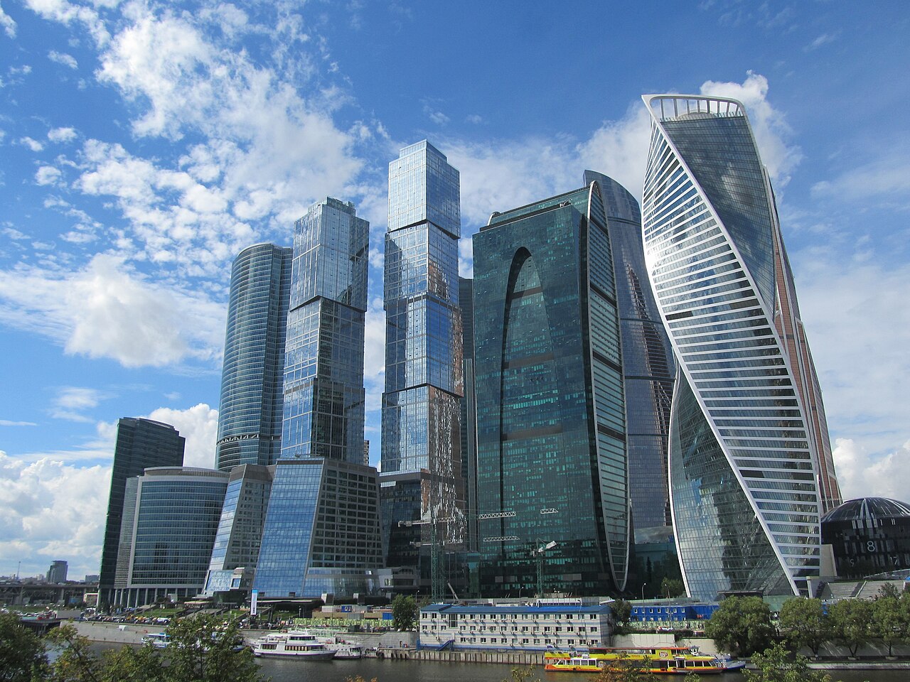 Москва-Сити и набережная у Багратионовского моста