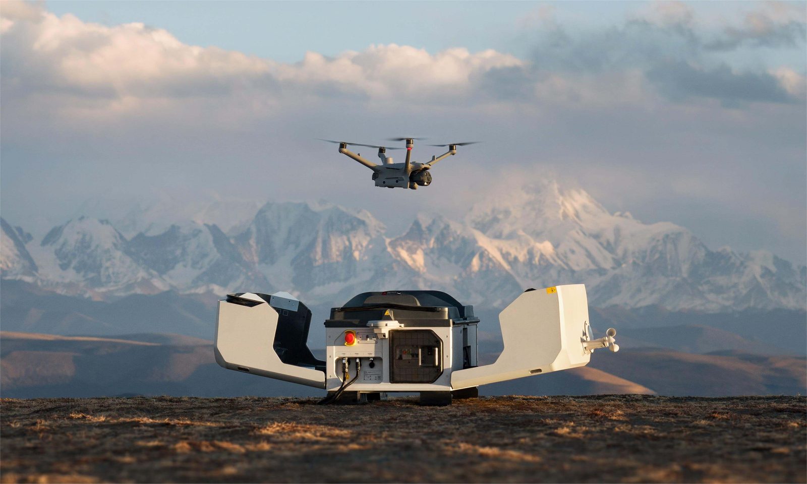 Станция DJI Dock 3 и дрон на фоне гор