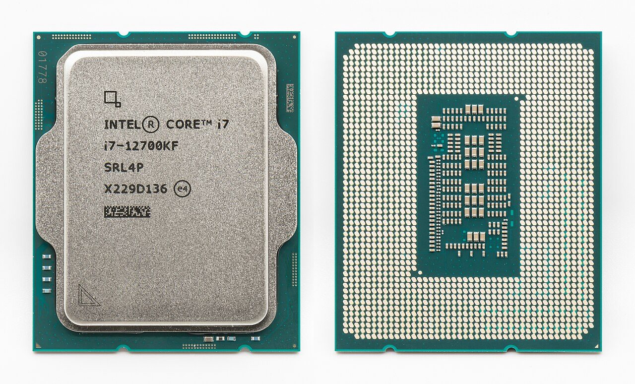 Процессор Intel Core i7-12700KF с двух сторон. Иллюстрация к теме вычислительной техники.