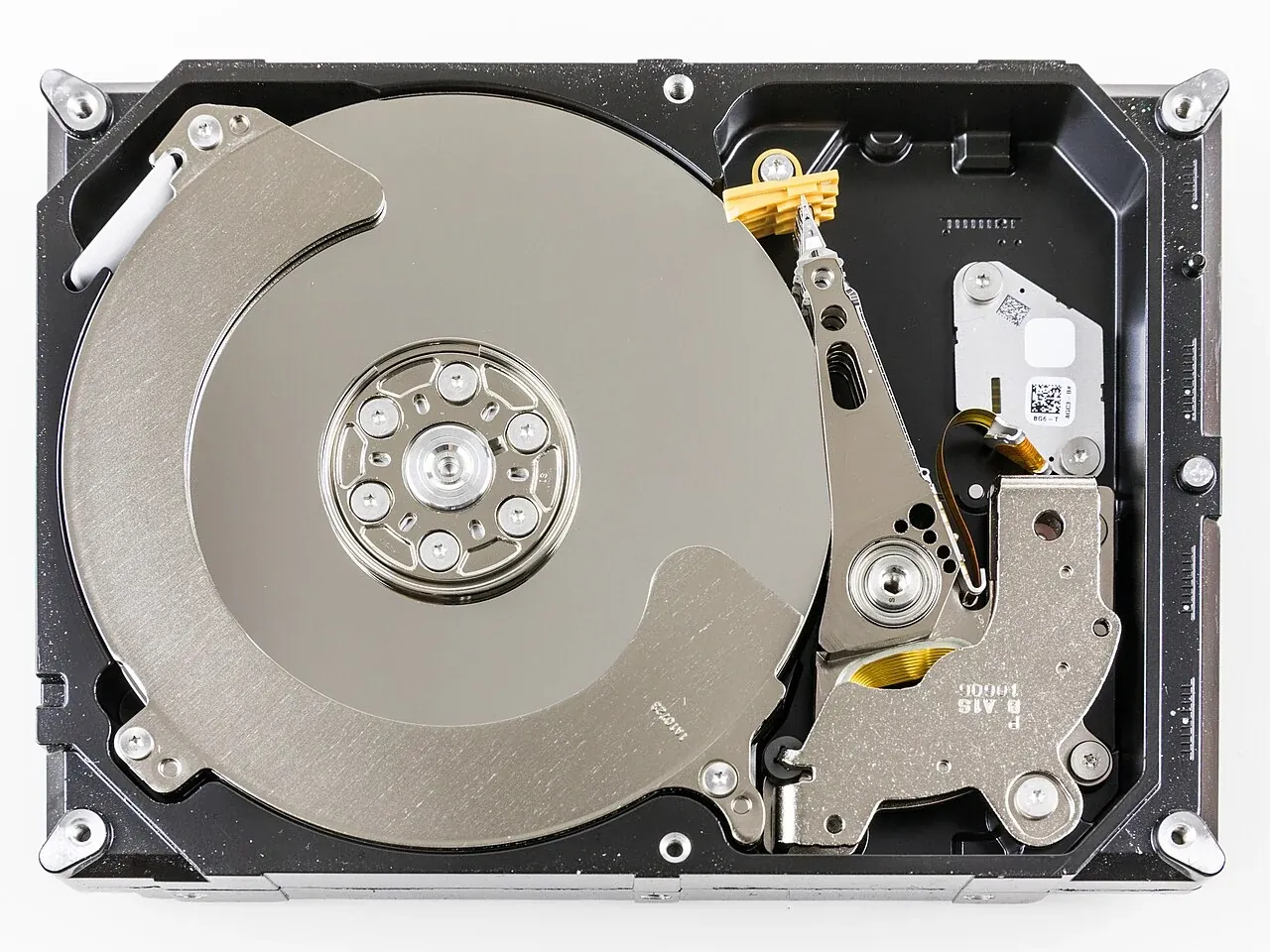 Пластины и считывающая головка открытого жёсткого диска Seagate.