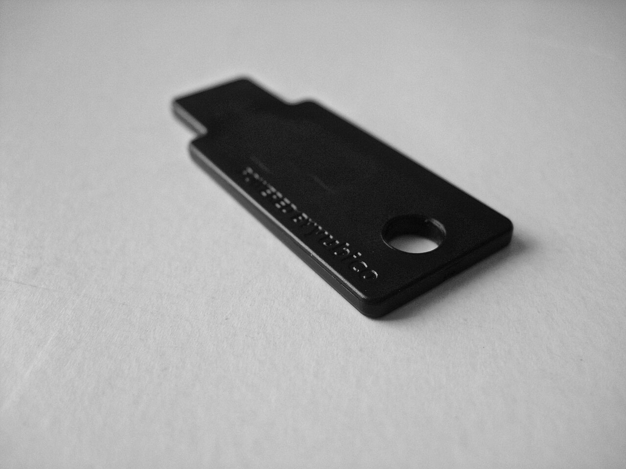 Физический USB-ключ YubiKey для аутентификации