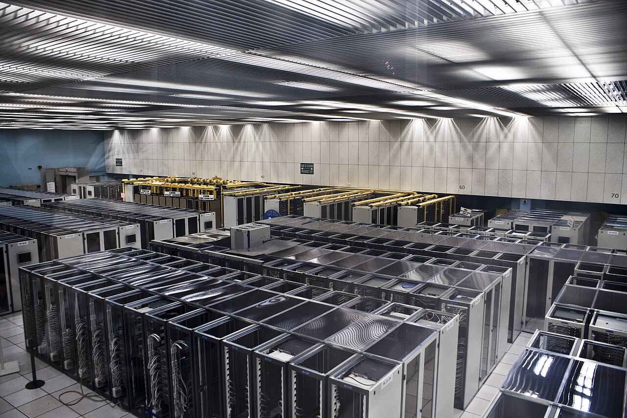 Серверные стойки вычислительного центра CERN