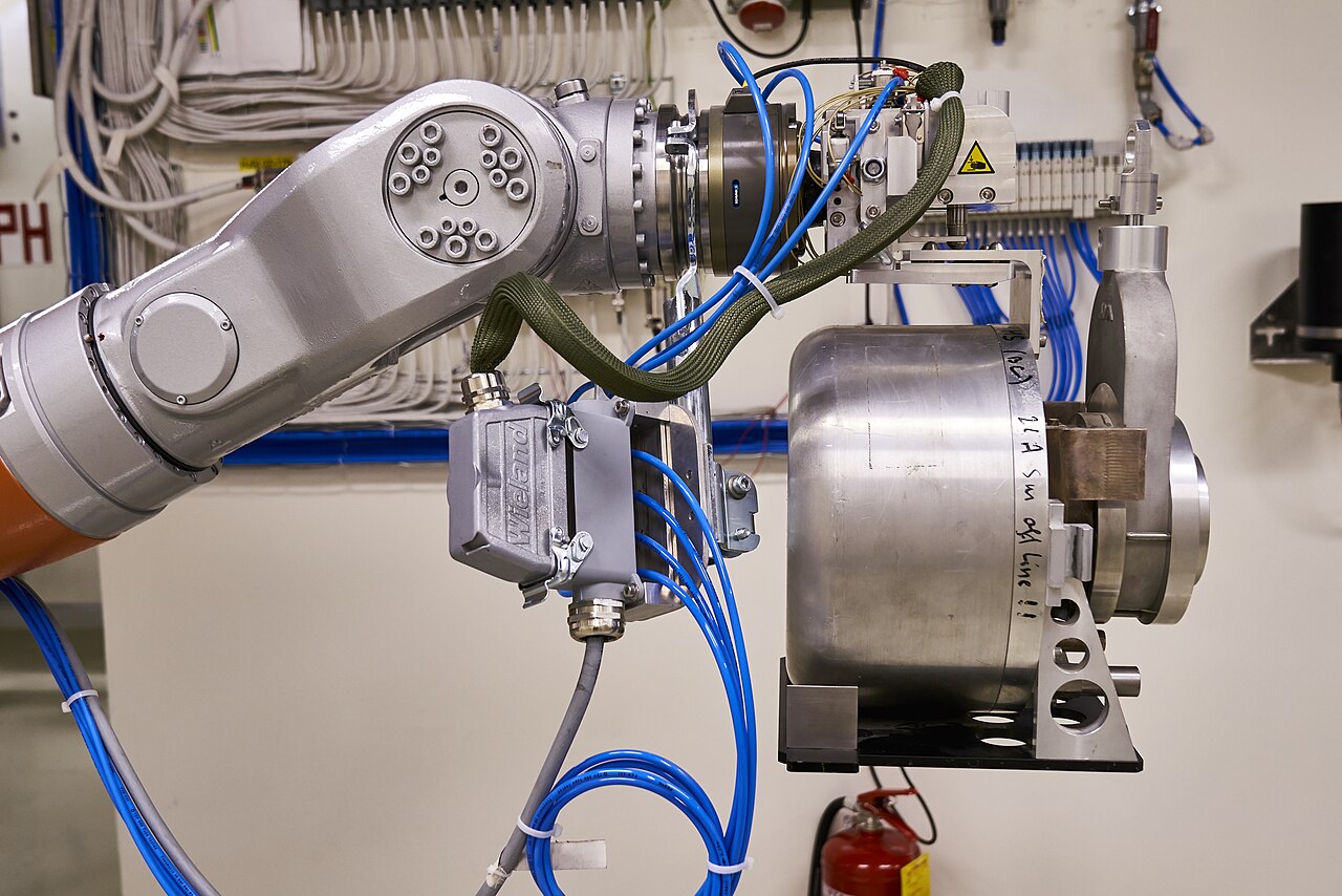 Манипулятор KUKA в установке CERN-MEDICIS, 2017 год. Иллюстрация к применению роботизированных рук.