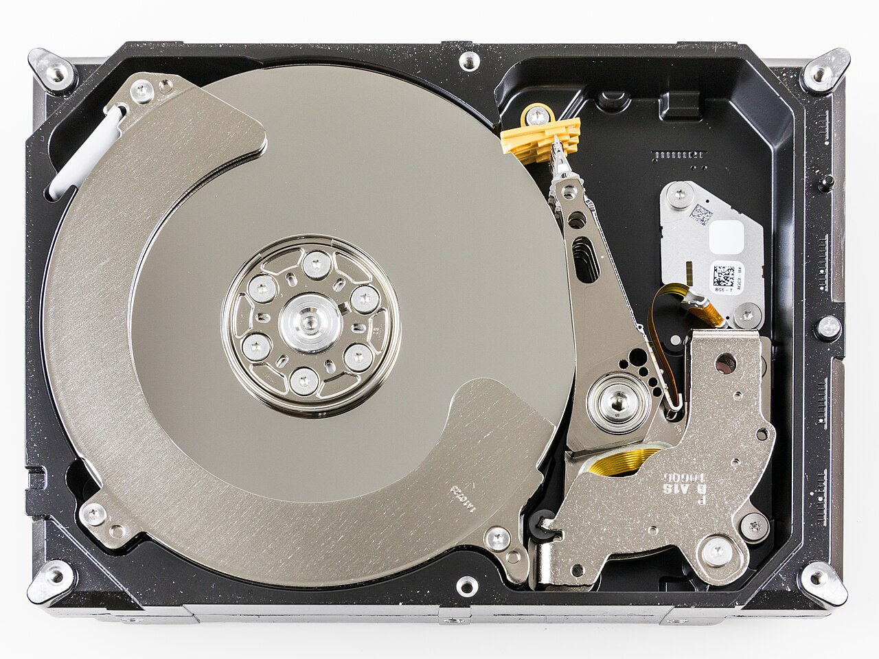 Пластины и головка жёсткого диска Seagate Barracuda Green. Иллюстрация к теме хранения данных.