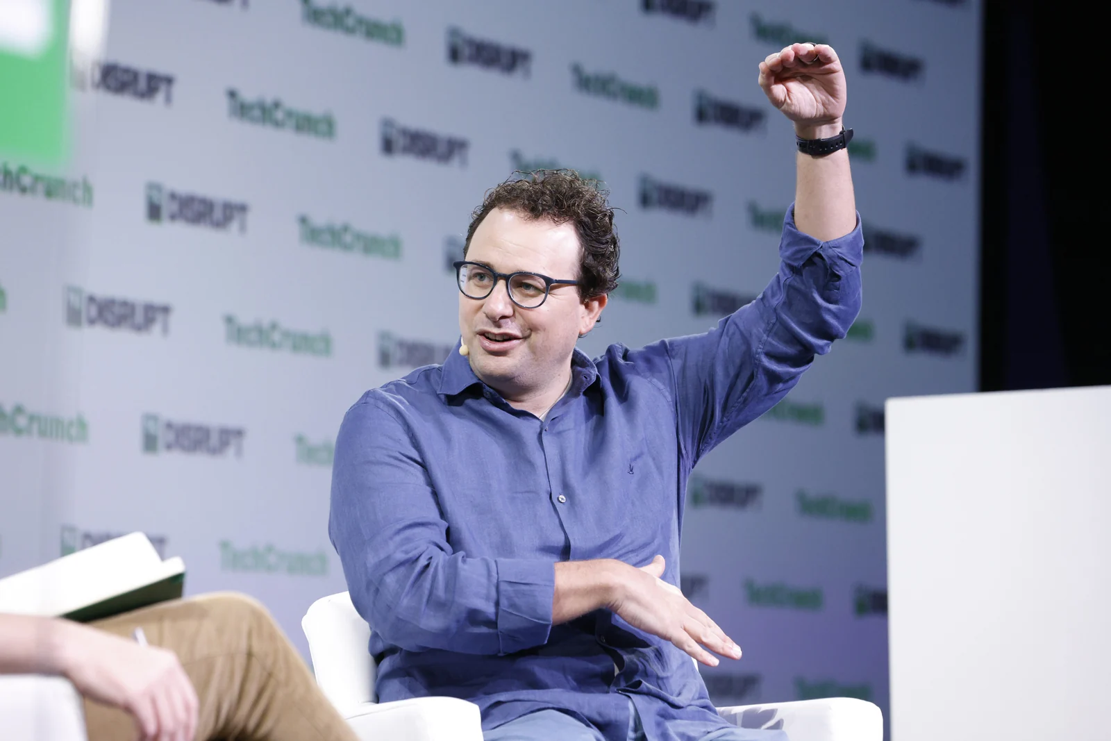 Дарио Амодеи выступает на сцене TechCrunch Disrupt.