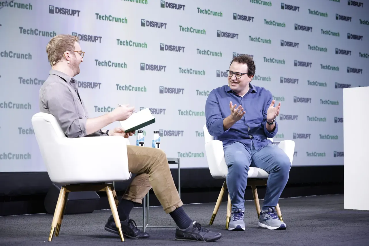 Дарио Амодеи, справа, беседует с Девином Колдуэем на сцене TechCrunch Disrupt.