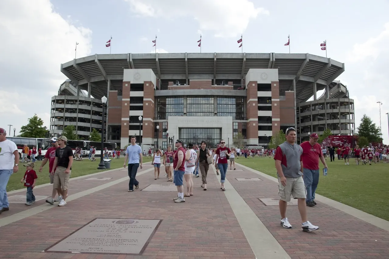Болельщики выходят со стадиона Bryant–Denny в Таскалусе.