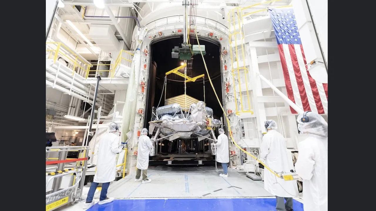 Инженеры направляют подвешенный на кране лунный модуль Griffin-1 в термовакуумную камеру.