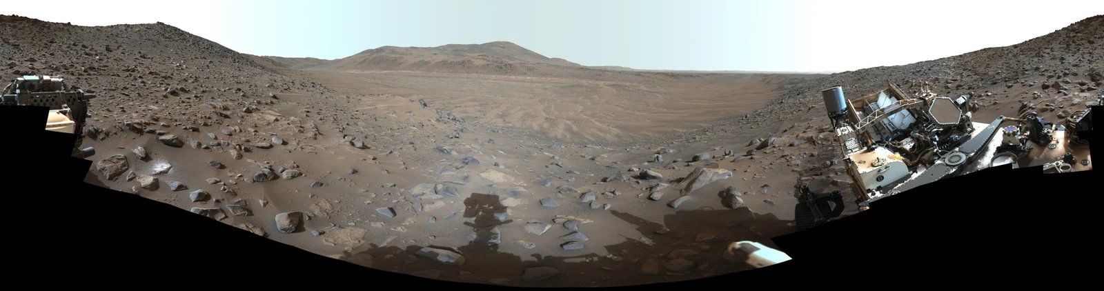 Каменистое русло древней реки Neretva Vallis на Марсе; по краям панорамы видны части Perseverance.