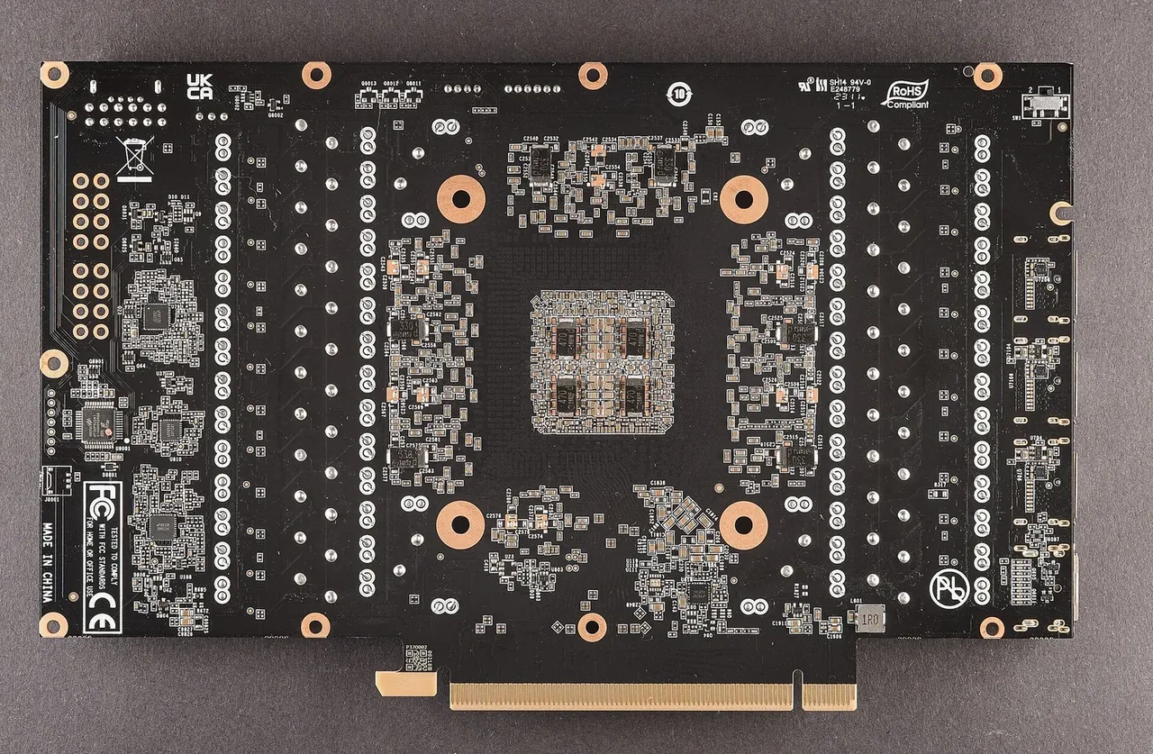 Обратная сторона печатной платы видеокарты NVIDIA GeForce RTX 4090 со множеством электронных компонентов.