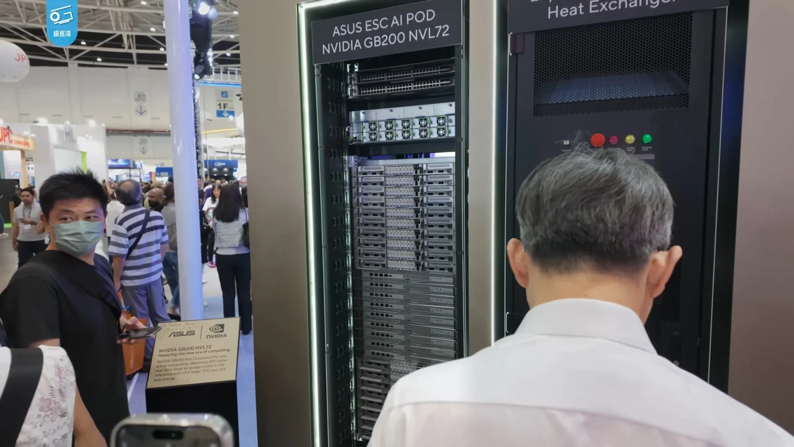 Посетители осматривают серверную стойку ASUS с системой NVIDIA GB200 NVL72 на выставке Computex.