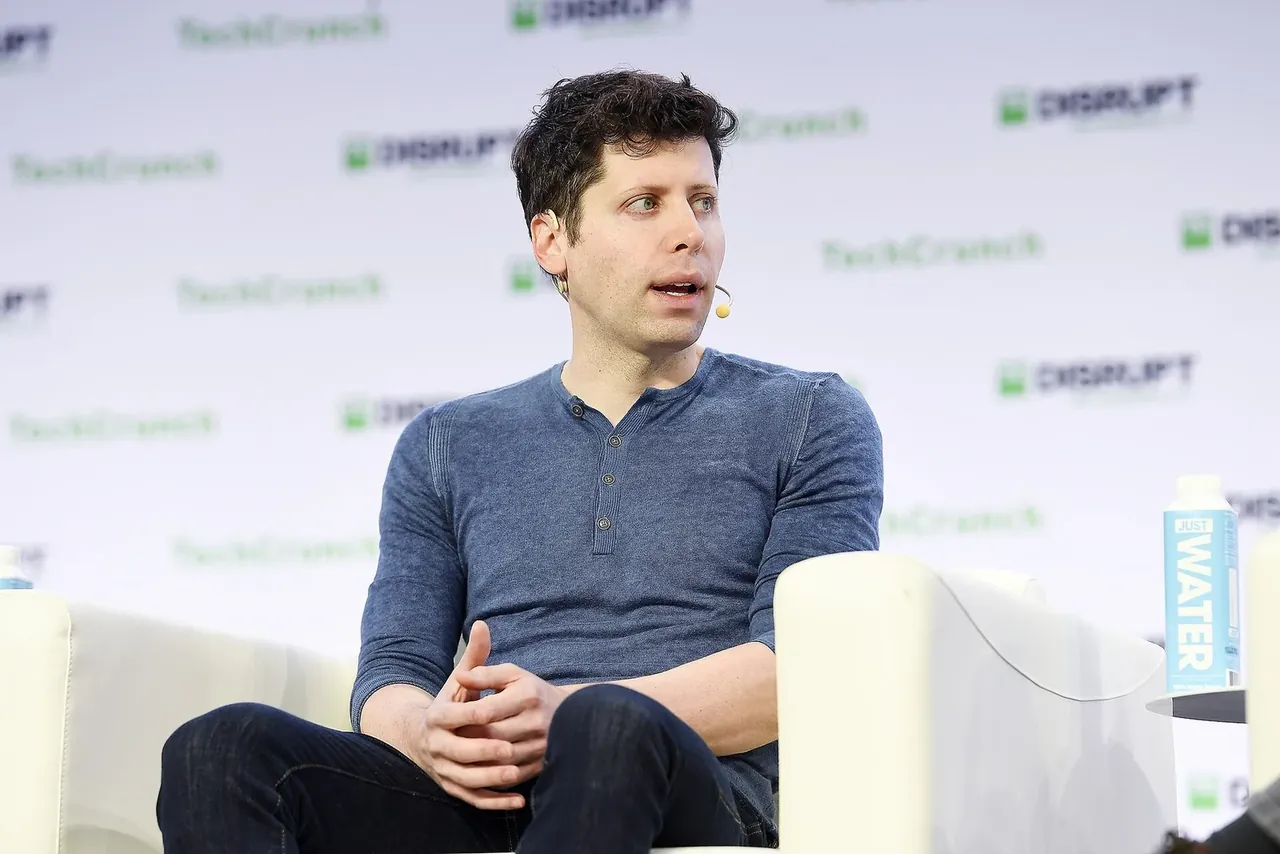Сэм Альтман сидит в кресле на сцене TechCrunch Disrupt в Сан-Франциско.