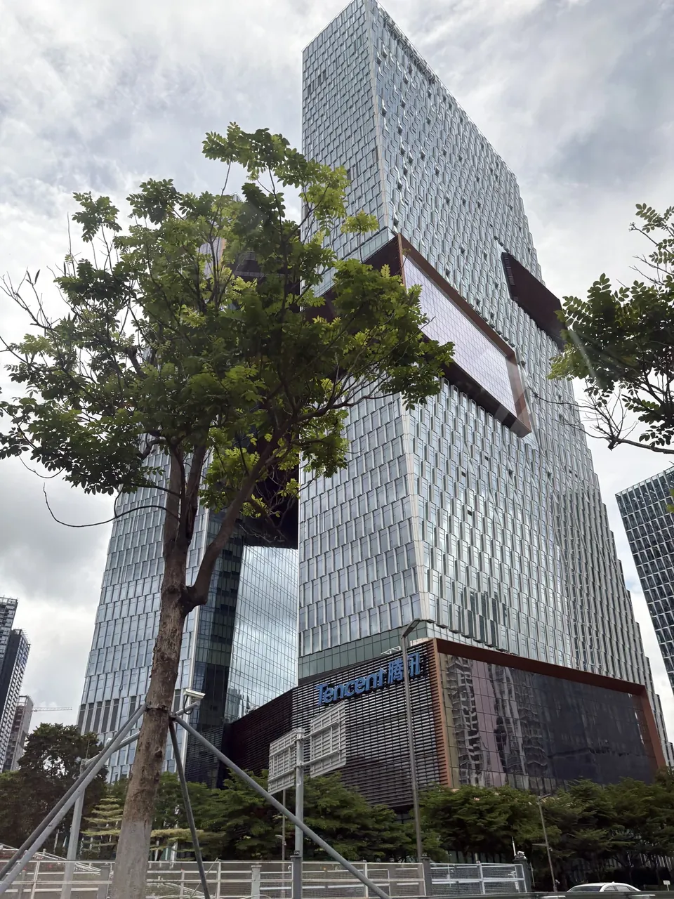 Башни Tencent Seafront Towers в Шэньчжэне, вид с улицы.